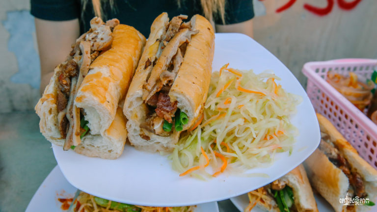 នំប័ុងជ្រូកខ្វៃ លក់លើរទេះរុញតែរសជាតិកប់ម៉ង