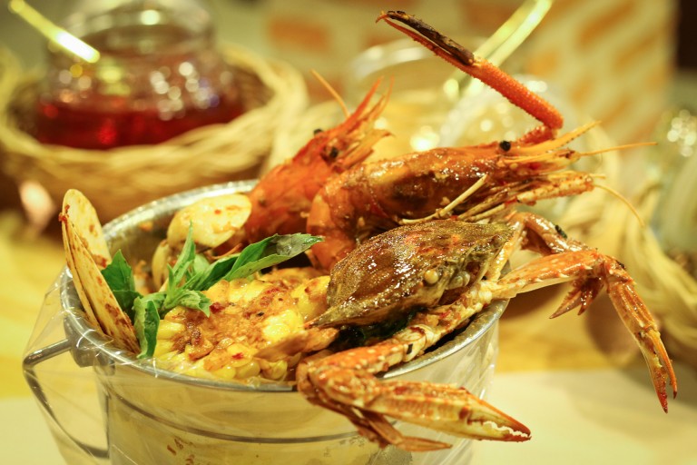 ឈ្លក់ចិត្ត ស្អិតដៃជាមួយគ្រឿងសមុទ្រឆាដាក់ធុង