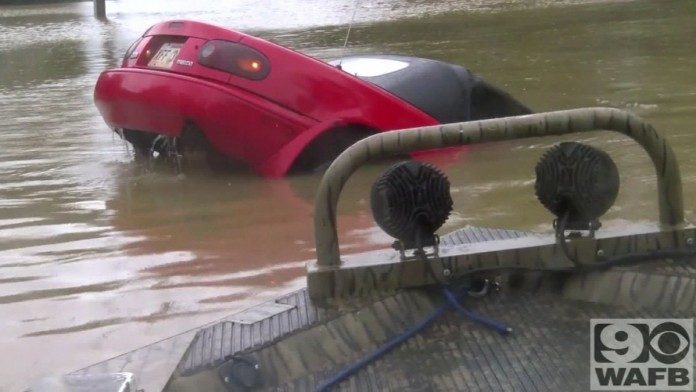 CAR+UNDER+WATER+PIC