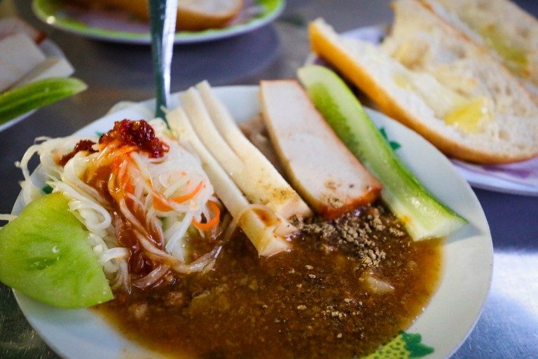 ឆ្ងាញ់ម៉ង! លក់មិនទាន់នំប័ុងប៉ាតេផ្សារកាប់គោ