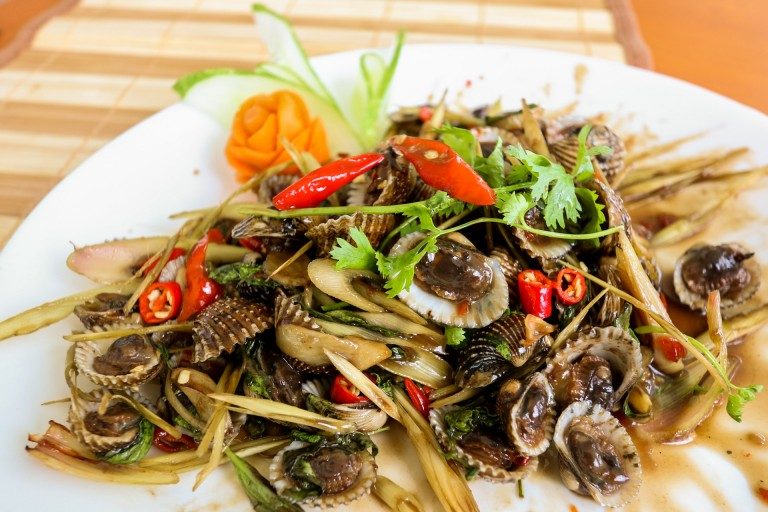 ឈ្លក់ជុំគ្រួសារ ជាមួយងាវឆាគល់ស្លឹកគ្រៃ