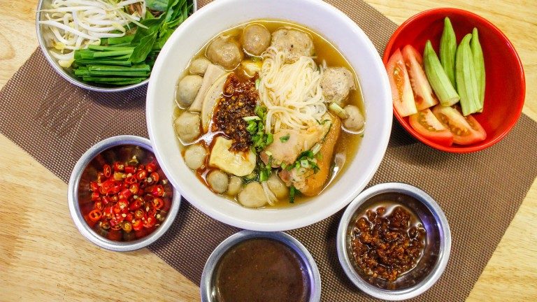 លាន់មាត់តៗគ្នាថា នំបញ្ចុកសាច់ចិញ្ច្រាំឆ្ងាញ់