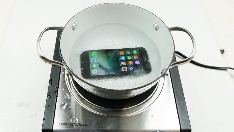 តើ iPhone 7 អាចធន់នឹងទឹកដែលកំពុងពុះបានទេ?