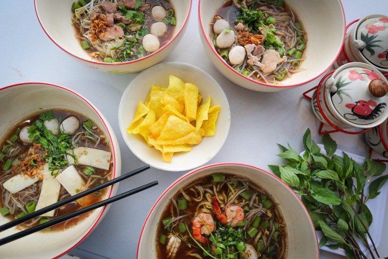 គុយទាវទូកចានមាន់យក្ស អូនខ្មៅតែឆ្ងាញ់ណាស់ណ៎ា