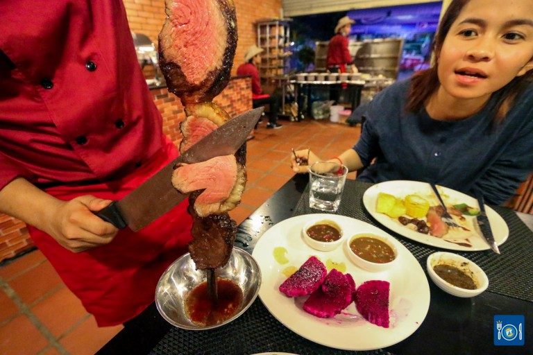 បុហ្វេសាច់អាំងដោតចង្កាក់បែបអឺរ៉ុប មកដល់កម្ពុជាហើយ