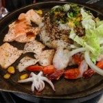 បាយឆាត្រឡប់គ្រឿងសមុទ្របន្ទះដែក