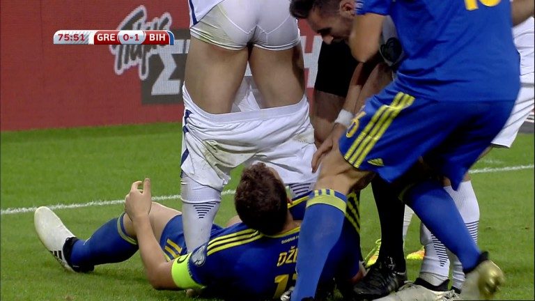 Edin Dzeko ទាញខោរបស់ Kyriakos Papadopoulos