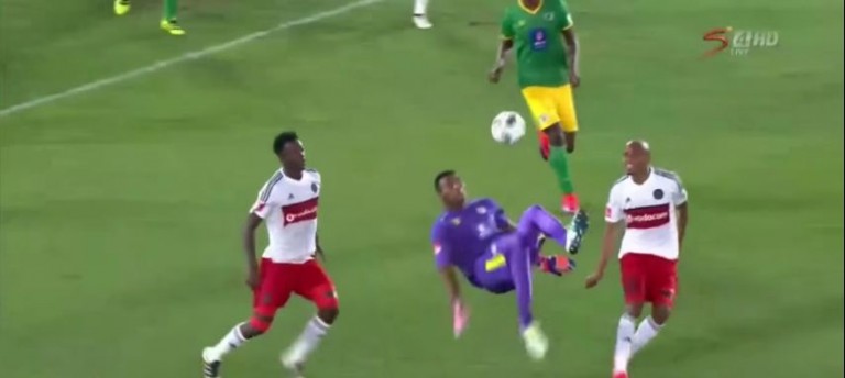 Overhead Kick មួយជើងរបស់អ្នកចាំទី ទម្លុុះសំណាញ់ទីយ៉ាងស្អាត