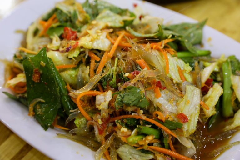 ស្រៀវមាត់ចង់ភ្លក់ បុកកំពឹសលោត តែម្តង