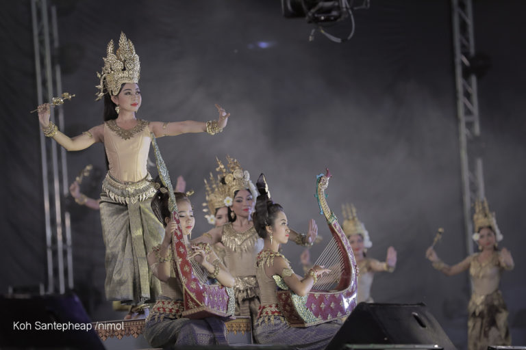 ផ្ទាំងទស្សនីយ៍ភាពទាក់ចិត្ត ពីរបាំ ៣បែបដ៏កម្របានឃើញ