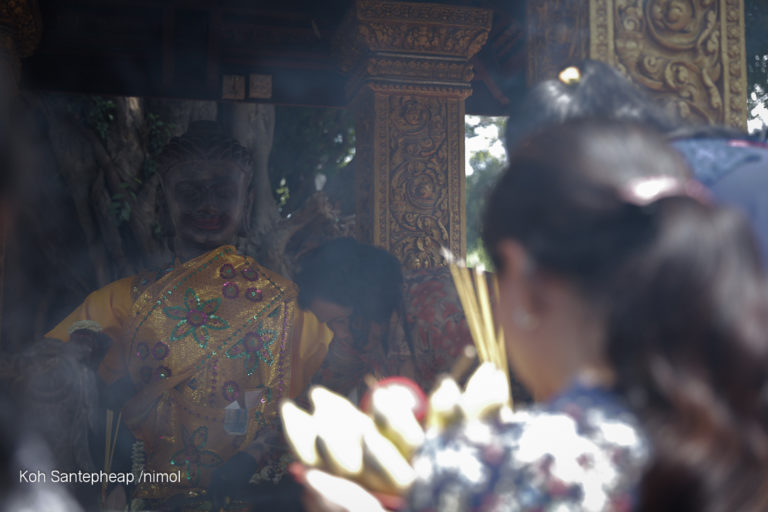 បើមកលេងអង្គរសង្រ្កាន្តកុំភ្លេច អុជធូបសុំសេចក្តីសុខព្រះអង្គចេកព្រះអង្គចមផងណា