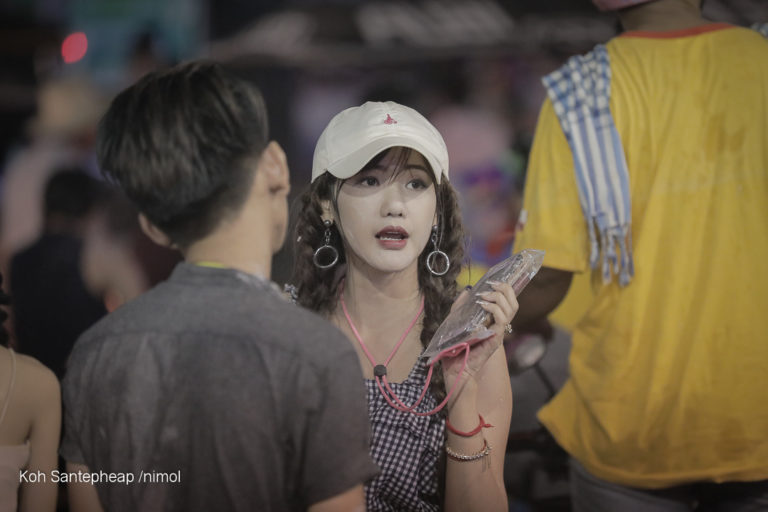 នារីស្អាតៗលេងទឹក