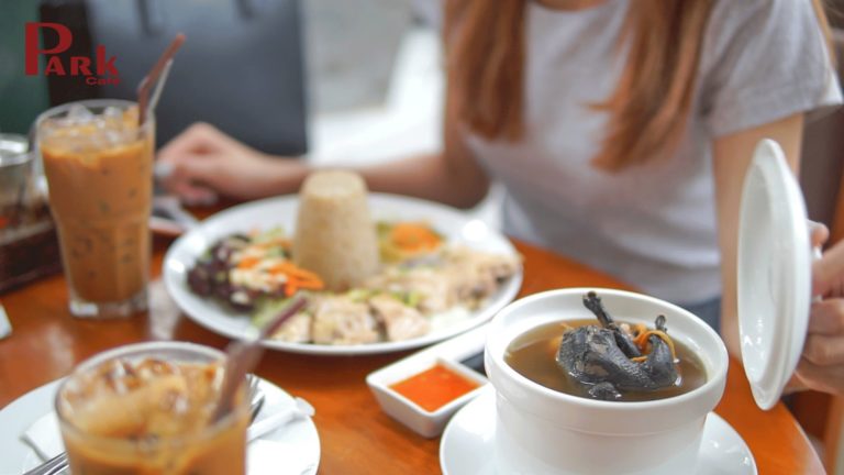 រដូវភ្លៀងកំដៅពោះជាមួយឈុតស៊ុបមាន់ខ្មៅពីផាកកាហ្វេ