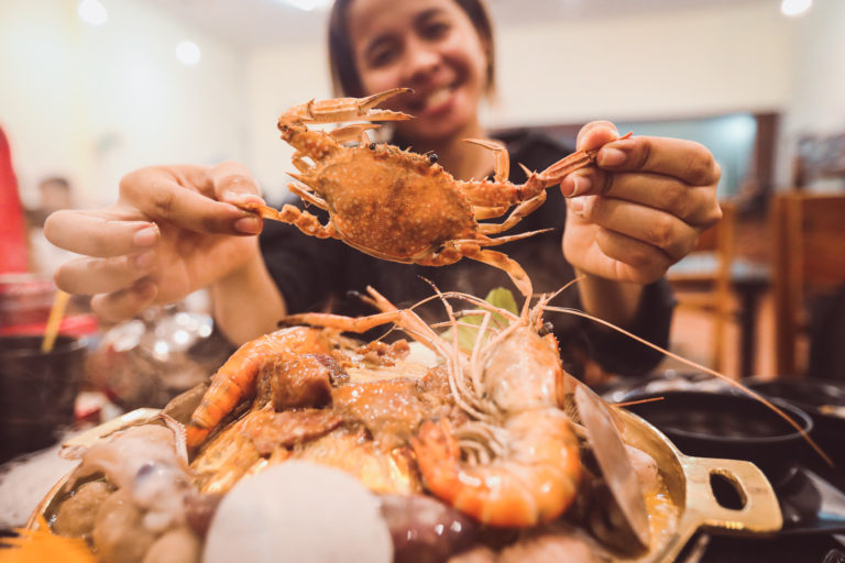 សាច់អាំង គ្រឿងសមុទ្រតុបតែងប្លែកភ្នែកពីផ្ទះអ្នកបាត់ដំបង