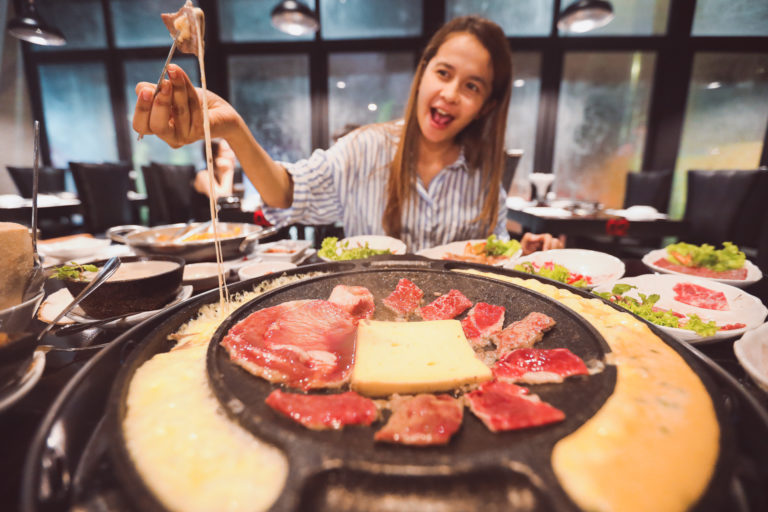 សែលហ្វីចំអិនម្ហូបភ្លាមៗ ក្តៅៗ ហ៊ុយៗ ដោយខ្លួនឯងពី SarangHae