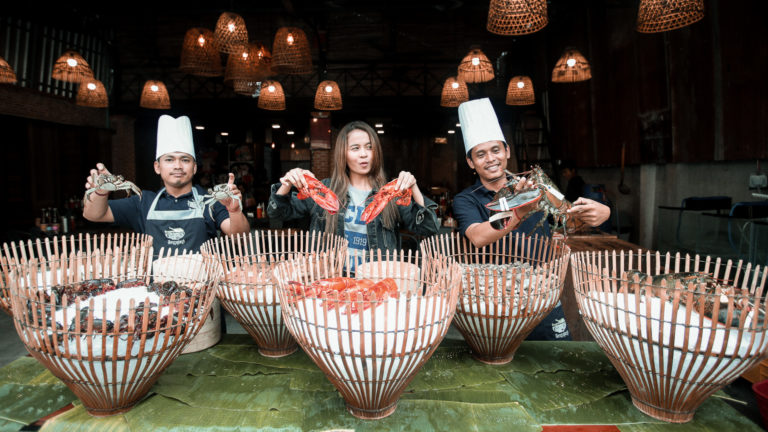 ប្លែកហា៎! ធ្លាប់តែយកអង្រុតទៅរុតត្រី ឥឡូវគេលេងម៉ាអស់ដៃហ្មង មករុតគ្រឿងសមុទ្រយក្សហ្មង…