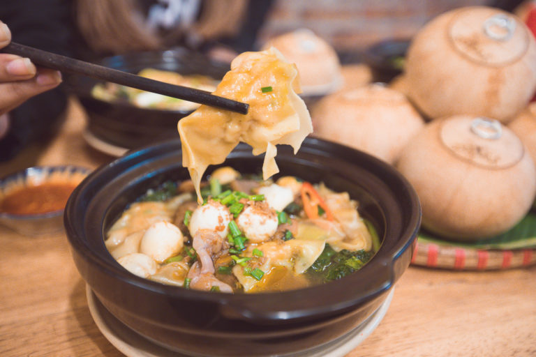 ធ្លាប់ញ៉ាំ​ហ្អេ៎! ដូងគាស់ក្រវិលកំប៉ុងប្រេនៗ និងមីគាវពងក្រួច
