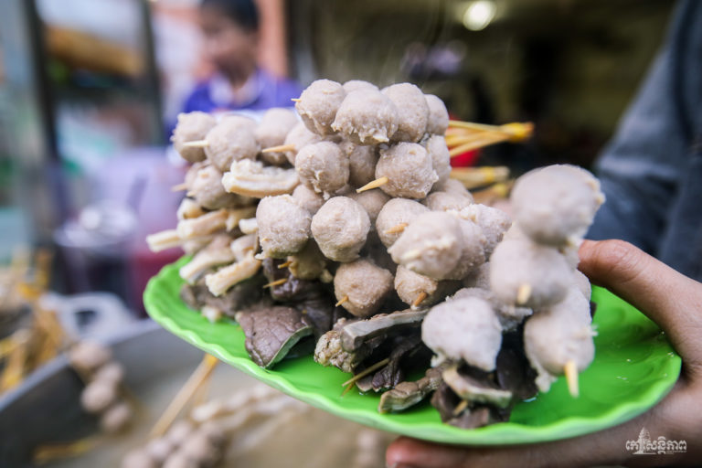 ចង់ញាុំប្រហិតស្ងោរដែរអត់? នៅក្បែរសាលាសន្ធរមុខមានលក់ហើយ!