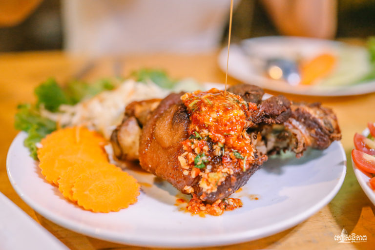 ទំនងដល់ហើយ! ជើងជ្រូកបំពងទឹកជ្រលក់ពិសេសមួយចាននេះ