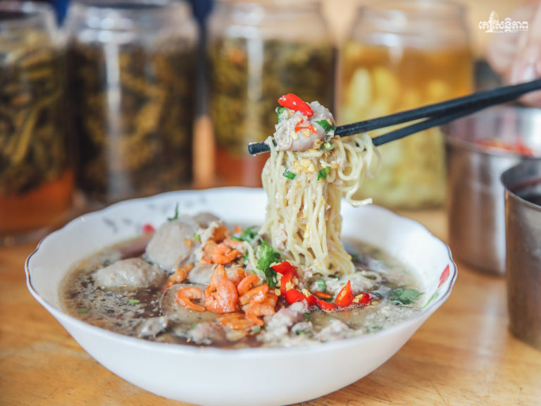 ឆ្ងាញ់ជាប់ចិត្តជាប់មាត់ មីគោក គុយទាវសាច់ចិញ្ច្រាំពិសេស