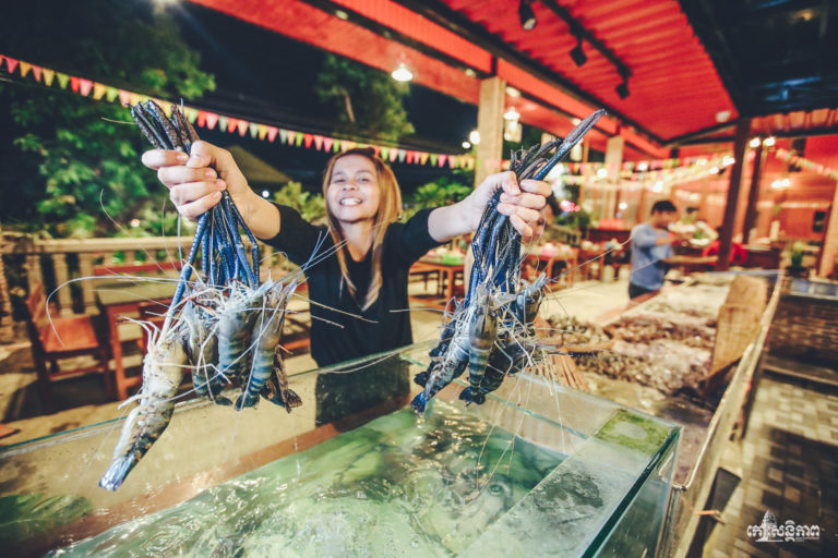 បើកសាខាថ្មីបញ្ចុះតម្លៃ ២០%ភ្លាមហ្មង! ស៊ុបសាច់អាំងបង្កងយក្សគីឡូ