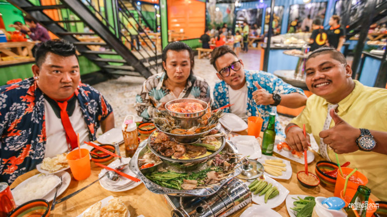 ក្រុមនាយគ្រឿនលេងកូរស្តាយ Tik Tok ផ្អើលហាងស៊ុបឆ្នាំងយក្ស!