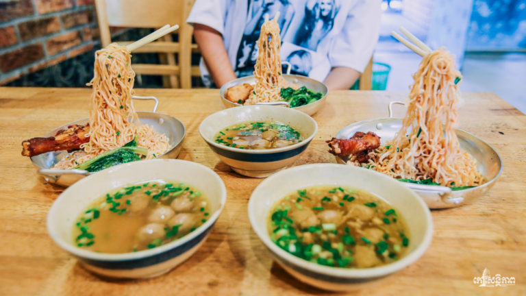 ប្លែកហា៎! មីហោះភ្លៅមាន់បំពង ធ្លាប់បានសាកហើយឬនៅហ្នឹង?