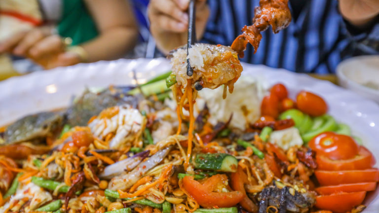 មិនមែនលំៗទេណាបុកល្ហុងចានធំនេះ ម្នាក់ឯងញ៉ាំអស់អត់ហ្នឹង!