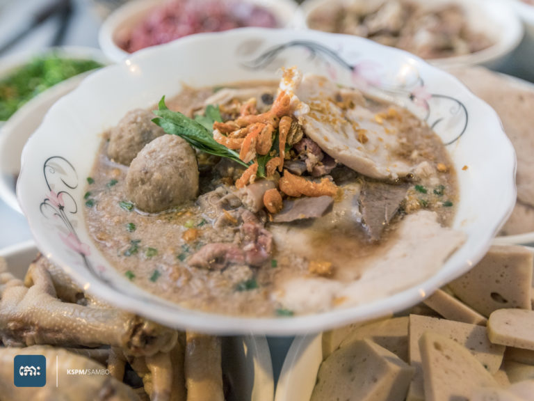 គុយទាវសាច់ចិញ្ច្រាំ រសជាតិឆ្ងាញ់ផ្ដាំ ញាំុហើយជក់ចិត្ត