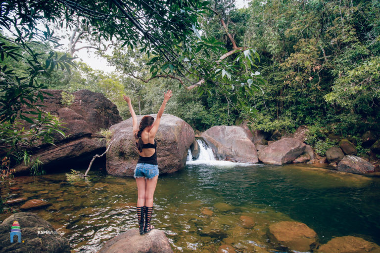 អន្លង់​ខៀវ ថ្លាឈ្វេងលាក់ខ្លួននៅទឹកដីកំពត