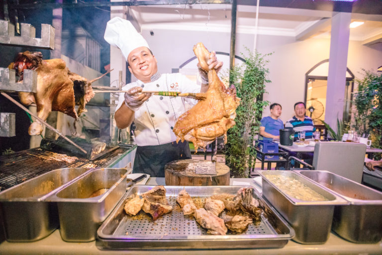 បន្ធូរ​អារម្មណ៍​ញាំុ​អាហារ​នា​ពេល​រាត្រី​ ស្ដាប់​ការ​ប្រគុំ​តន្ត្រី​នៅ កាហ្វេដី​ផាប់​
