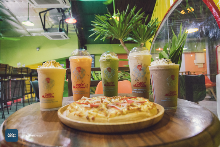អស់ទាស់ហ្មង! ពី Cafe Madam ញុាំកាហ្វេផ្តល់ Ipad លេងម៉ាសេរី