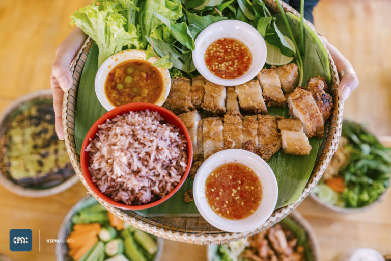 នឹកឃ្លានម្ហូបបែបស្រុកស្រែចាំបាច់ទៅណាឆ្ងាយទួលគោកយើងហ្នឹង ម៉ាឆ្ងាញ់!