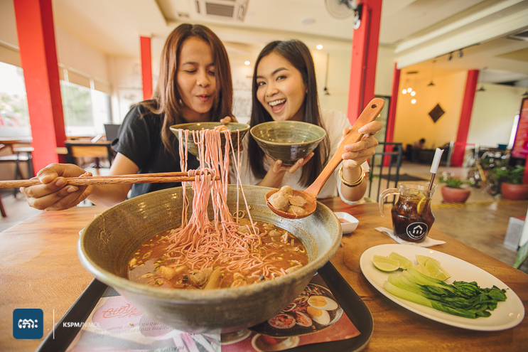 មីក្រហមចានយក្ស ជួបជុំមិត្តភក្តិ ញាុំមីជុំគ្នា