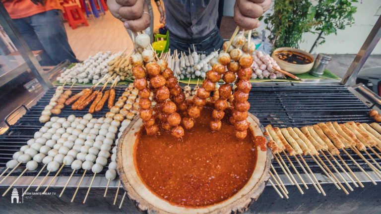 នេះនែក៎! ប្រហិតអាំងក្ដៅៗ ជាមួយទឹកជ្រលក់ពិសេសពី​ តូបប្រហិត