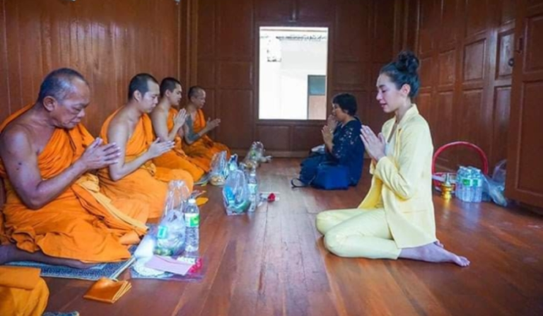 ស្អាត​ហើយ​ចិត្ត​បុណ្យ​ទៀត ប៊ែ​ល​ឡា ប្រគេន​កុដិយ៉ាងស្រស់ស្អាត​បែប​ផ្ទះ​ថៃ​ដល់​ព្រះសង្ឃ