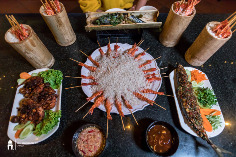 ឃ្លាននៅហ្នឹងតោះញ៉ាំ ត្រីដុត បង្គាដុតអំបិលបំពង់ឬស្សី ភោជនីយដ្ឋាន កាហ្វេ ដី ម្តងមើល៍