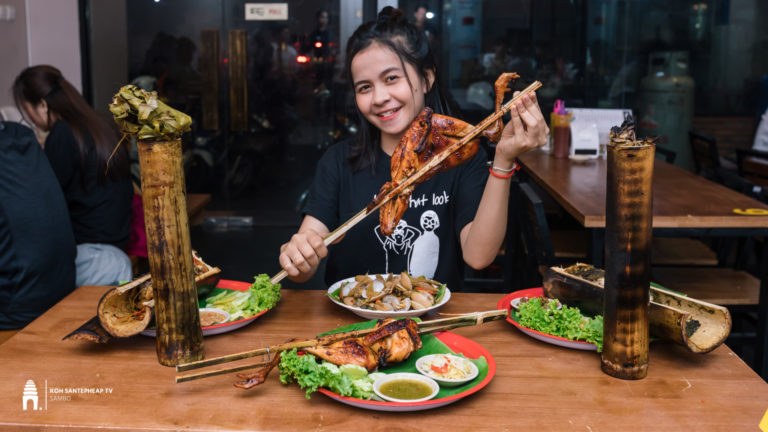 មិនអាចរំលងបានទេ ជាប់ចិត្តហើយ មាន់ដុតបំពង់ឬស្សី ទំនងខ្លាំងហ្មង!