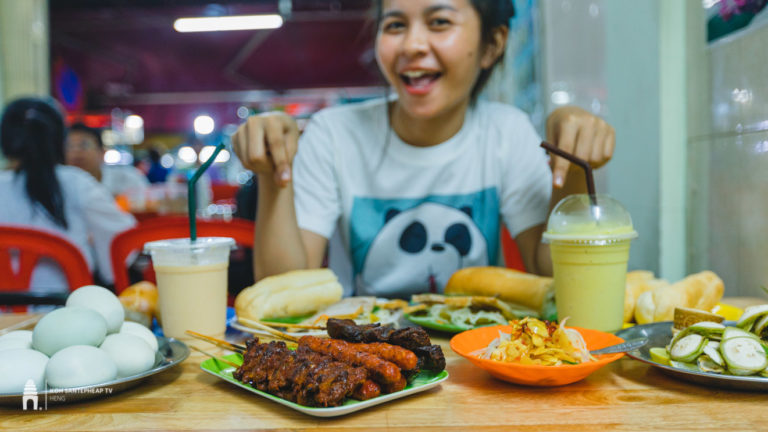 បណ្តុំសាច់គោអាំង បង្អែម និងទឹកក្រឡុកឆ្ងាញ់ គឺផ្សារតាប៉ាងនេះហើយ ចឹងគួរតែស្គាល់ប៉ាស្ទ័រ 168 សាច់អាំងហើយមែនអត់?