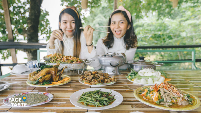 ល្អម្យ៉ាងតើស៍នេះ! ឆ្លៀតពេលមកពីវត្តធ្វើបុណ្យ ដើរលេងញ៉ាំអាហារជុំញាតិមិត្ត បានបុណ្យហើយ ស្រស់ស្រាយអារម្មណ៍ទៀត