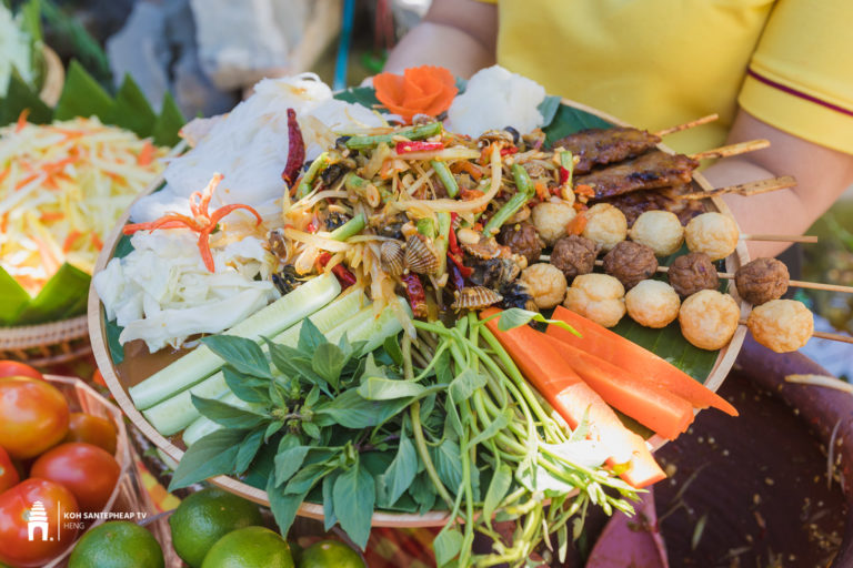 អ្នក​ម្ដុំ​ផ្សារ​ទួលគោក​ ចង់​ញ៉ាំ​បុកល្ហុង​ឆ្ងាញ់​តិច​អត់​ស្គាល់​កន្លែង​ ជាពិសេស​មានការ​បញ្ចុះតម្លៃ២០​%ផង​