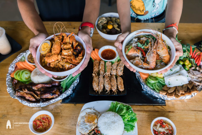 ស្រក់ទឹកមាត់ភ្លាមហ្មង គ្រាន់តែឃើញនំបញ្ចុក សម្លរការីខៀវ ក្រហម បែបថៃ មីនុយថ្មី ហាងបុកល្ហុងកូនភ្លោះ
