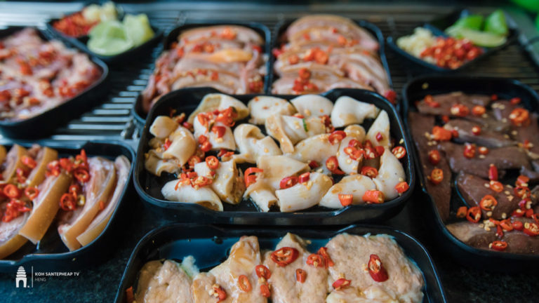 ពិភពសាច់អាំងដ៏មានរសជាតិឆ្ងាញ់គឺមាននៅ ភោជនីយដ្ឋាន​ AT​ BBQ​ សាច់​អាំង​ទឹក​កាពិ