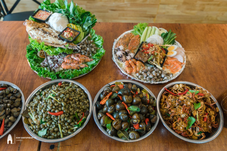 ក្ដាម ខ្ចៅ ខ្យងស្រែ និងគ្រឿងសមុទ្រឆាអំបិលម្ទេស ទំនងស្រក់ទឹកមាត់ ហើយមានបញ្ចុះតម្លៃ២០%ថែមទៀត