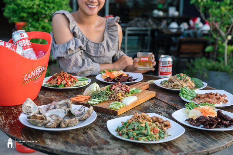 មានគីឡូអត់ល្ងាចនេះ! គ្រឿងក្លែមគ្រប់មុខ ស៊ុបត្រីឆ្លាមក្តៅៗ ត្រៀមរួចជាស្រេច នៅភោជនីយដ្ឋានរីវេីបេយ៍