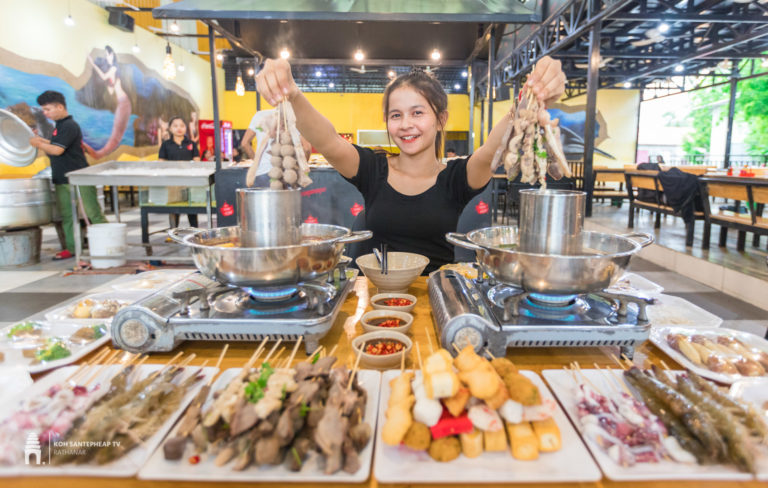ជាមួយស៊ុបស៊ីឈ័ន គឺដឹងតែបែកញើសខ្ចាយតែម្តង រសជាតិបែបហិរៗ មីនុយថ្មី ពីហាងស៊ុបហុយហុយ