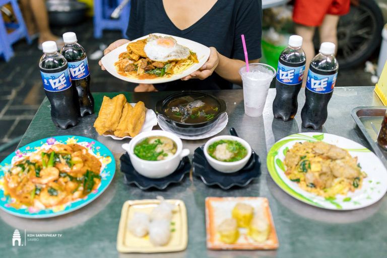 មីឆារោងកុនអង្គរ លក់តាំងពីឆ្នាំ១៩៩៥ ភ្ញៀវចាស់ក្មេងចូលញ៊ាំមិនដែលចេះស្ងាត់ម៉េច