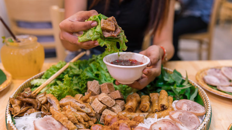 ជក់មាត់ជីបៗ បិនដូវនំបញ្ចុកជ្រលក់ទឹកកាពិរសជាតិប្លែកមាត់អស់ស្ទះ?