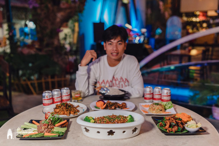 ទៅណាអត់ល្ងាចនេះ! ចប់ម៉ោងការងារ ជុំគ្នាតិច ញ៊ាំម្ហូបប្លែកៗស្រារបៀរត្រជាក់ៗ នៅភោជនីយដ្ឋាន ភូមិគ្រឹះអង្គរ