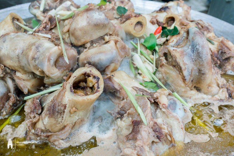 ចង់ញ៊ាំស៊ុបស្មងគោទឹកខ្មៅ តែមិនចង់ចេញក្រៅផ្ទះមែនទេ? មោះកុម្មង់បានណា!